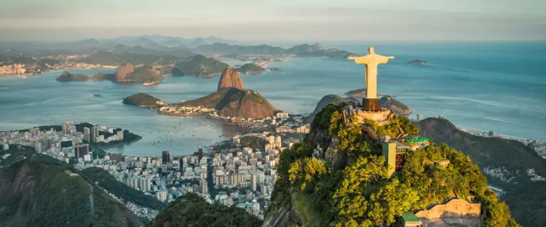 Vista aerea do Cristo Redentor no Corcovado, com a Baia de Botafogo, o Pao de Acucar e a cidade do Rio de Janeiro.